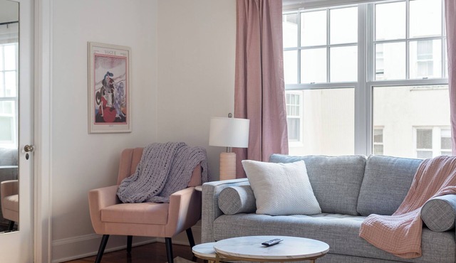 Spacious Studio Steps to 23rd & Trader Joe's + Parking Included in Portland