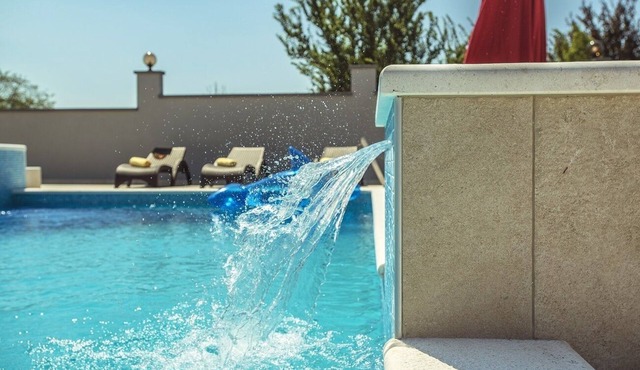 Spacious villa with private pool, jacuzzi, billiards in Pula