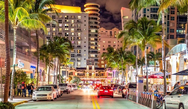 Spectacular Beach Views, Iconic Ocean Drive, Designer 3 BR/3 BA, Walk Everywhere in Miami Beach