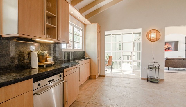 Spectacular Villa with Private Pool & Garden , Close to Eagle Beach