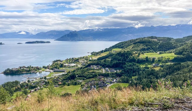 Spend an active and at the same time romantic vacation with a view of the Hardangerfjord. in Norheimsund