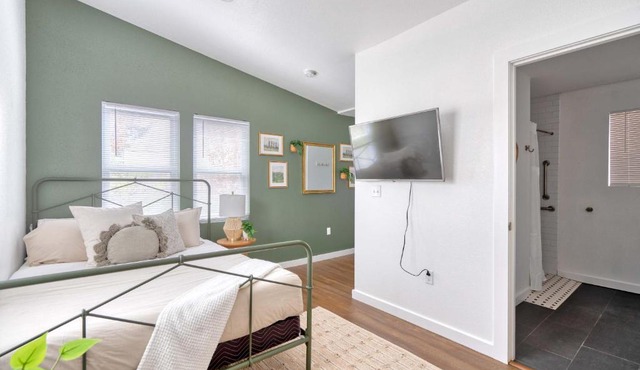 Stay Portland - Urban Cabin Studio - Breweries & Local Eateries in Portland
