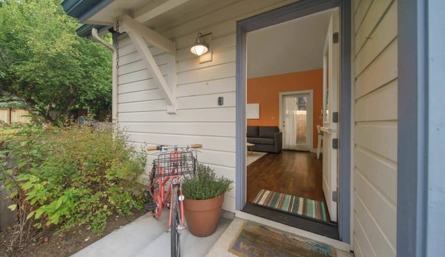 #StayInMyDistrict Lake Oswego Honey Bee Cottage in Lake Oswego