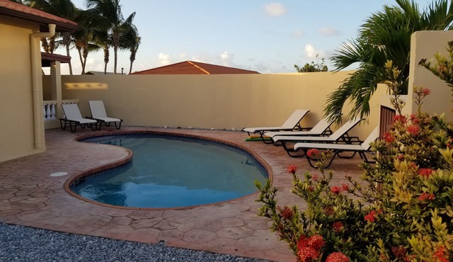Stress Free relaxing private villa with pool, 5 min to Beach, dining