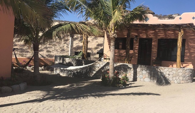Studio beachfront casita King bed full kitchen- in El Sargento
