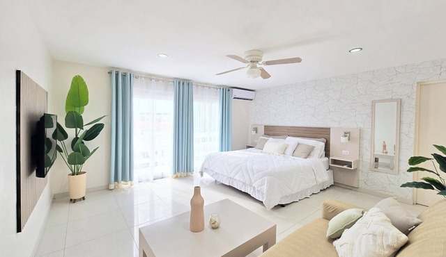Studio in Aruba with pool view a few minutes from Eagle Beach!