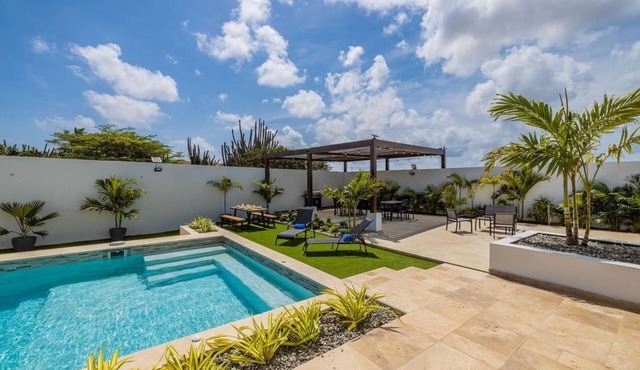 Stunning 6-Bedroom Villa in Aruba