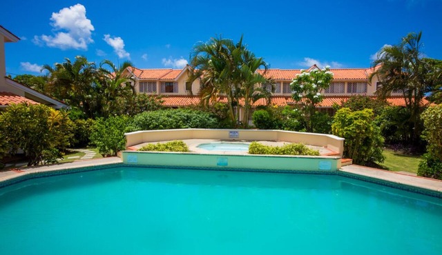 Stunning, light villa w/pool. All modern amenities, gated. Right by the beach.