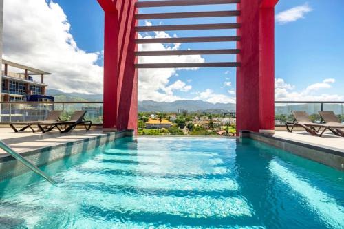 Stylish Condo with Rooftop Pool and Gym