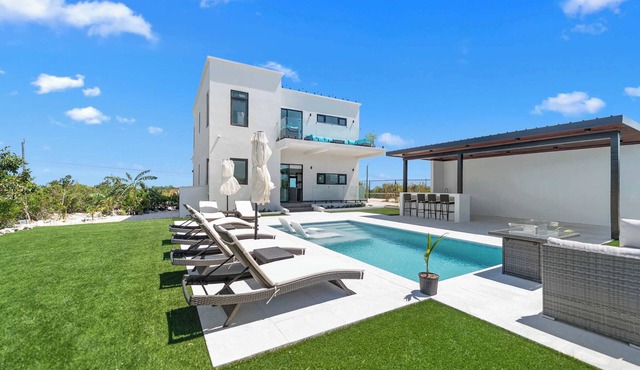 Stylish Villa Near Grace Bay, Private Pool & BBQ