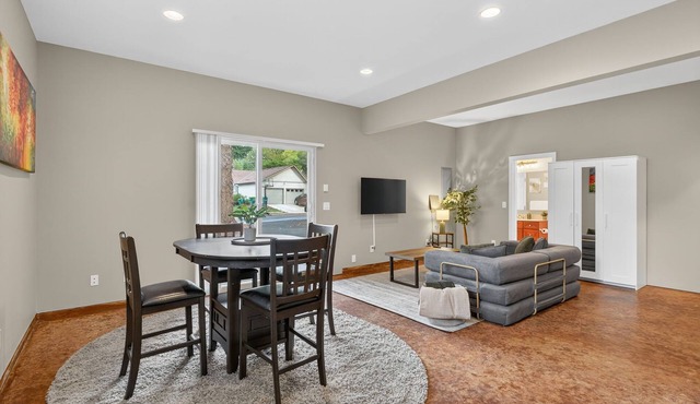 Suburban Studio, Near Golf, Wineries & Dining in Portland