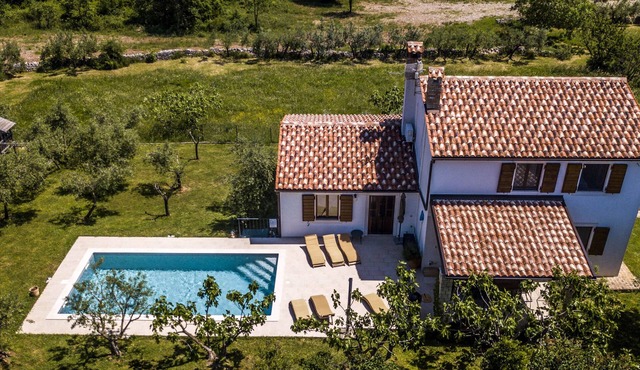 Summer offer/Villa ULIKA, near the sea/with private pool/quiet place in Rakalj