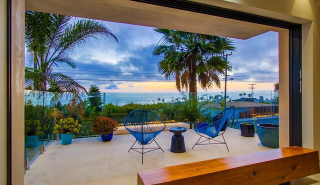 Sunset Cliffs Modern Luxury Estate with Ocean Views, Oversized Spa, AC, Yard & washer/dryer! in San Diego