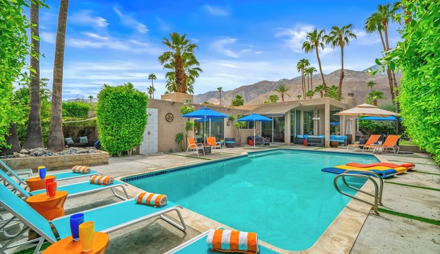 Suntan Palms - Bold Design, Poolside Fun, Spa, Fire Pit & Views in Palm Springs