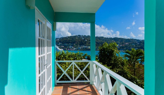 Sweet Life. Sweet apt. Relax,enjoy an awesome view, walk to the beach,live it up