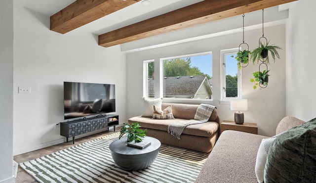 The Adelynn 5BR - Sleek - Spacious - Walkable in Portland