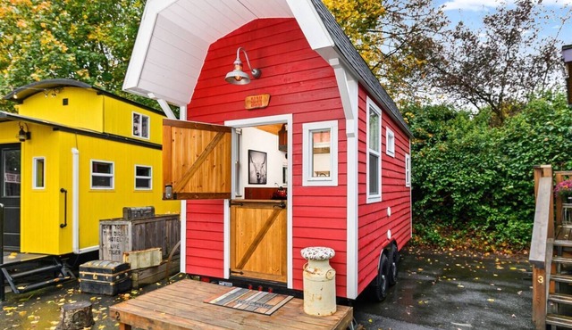The Barn - Custom Tiny Home w/Barn Vibe in Portland