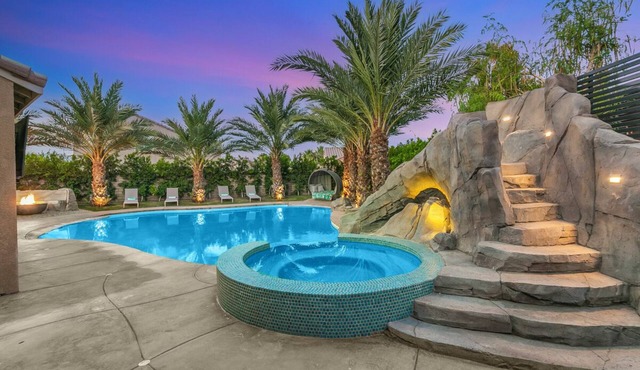 The Bungalow - Unique desert tropical experience, Giant pool with slide in Coachella