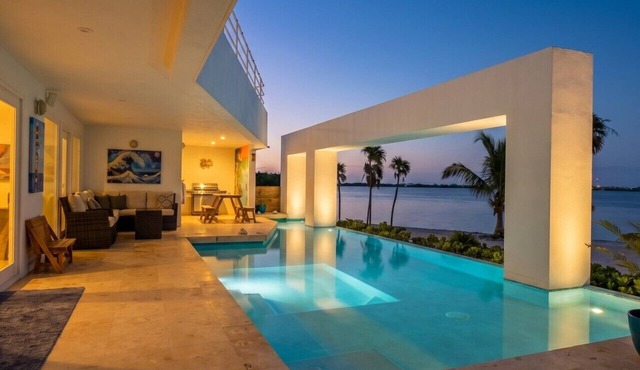 The Fox Villa - Waterfront, 2 Private Pools, Own Boat & Captain, Free Shuttle