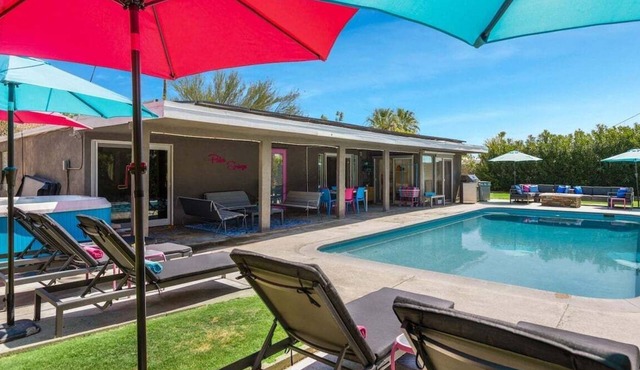 The Francis Alexander - Unwind in Style: Spacious Living, Outdoor Dining & Fire Pit Bliss in Palm Springs