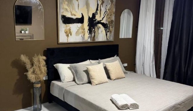 The Luxe Studio - centrally located in the heart of Kingston