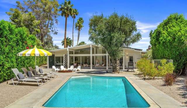 The Mod Cherry - Luxury Meets Retro Charm: Stay in a Stunning Palm Springs Retreat in Palm Springs