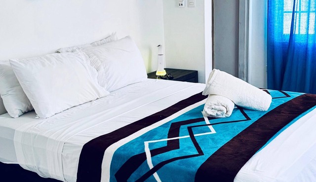 The Skye High Escape- 5 mins from airport & beaches