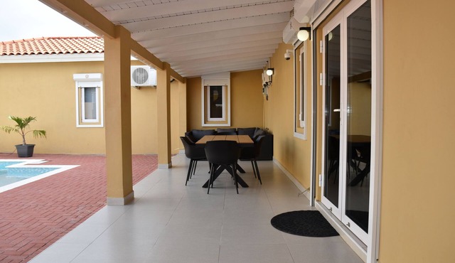 Three-bedroom house in Aruba, near the high-rise hotel area!