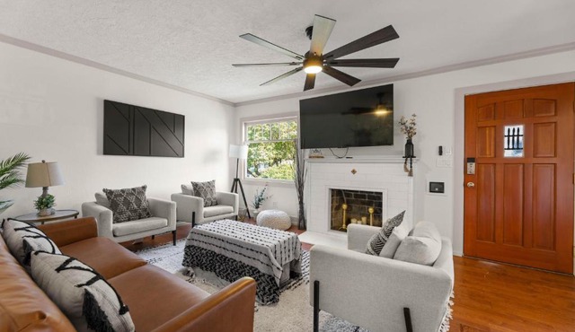 Timeless Historic Home near Downtown with HOT TUB in Vancouver