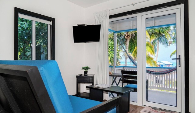 Top-Floor Corner Beachfront Suite with Reef Views | Aqua Vista – Suite 6