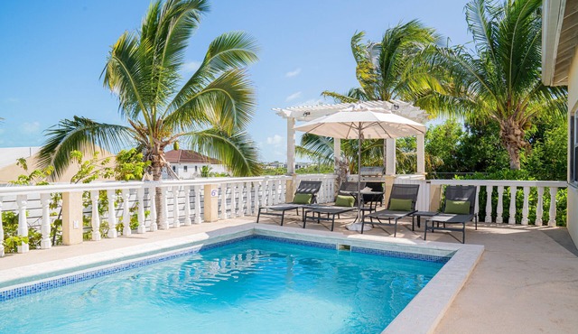 Tranquil 2 Bedroom Rental - 5 Mins to Beach, Private Deck, Pool & Hot Tub Access