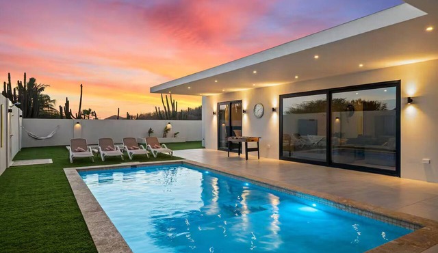 Tropical Dream Villa - New 6BR Luxury Villa in Noord
