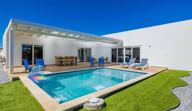 Tropical Vibes ~ Brand-New Villa ~ Pool and Patio!