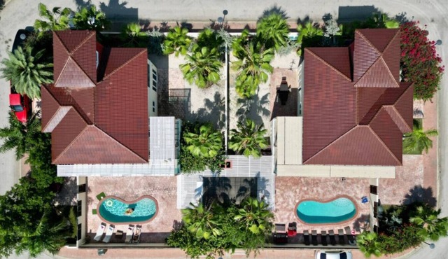 Two attached Villas 14 bedrooms, 12 bathrooms for a total of 28 guests !