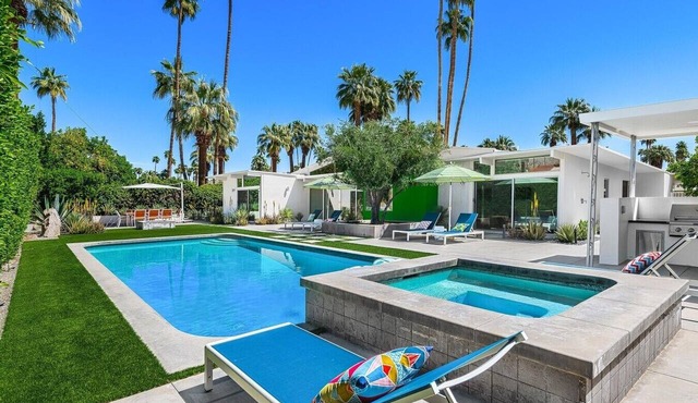 Updated Mid-Century with Pool/Spa, Firepit, Outdoor Shower and Mountain Views in Palm Springs