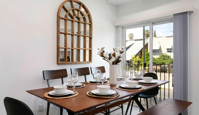 Upscale 4BR Townhouse Sleeps 8 with Fast WiFi in Los Angeles