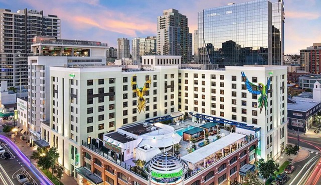 Urban Bayview Retreat Steps to Nightlife | Rooftop Pool Access in San Diego