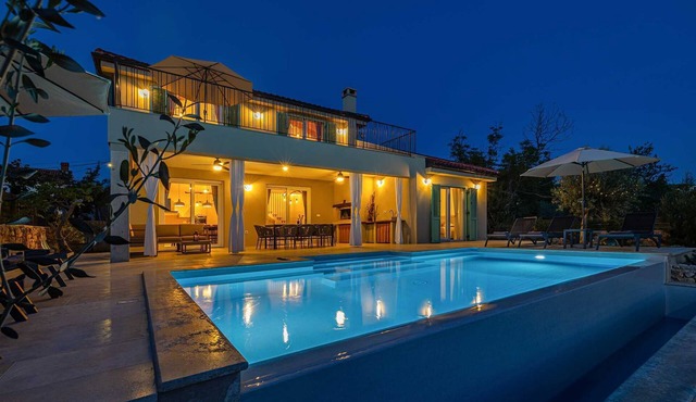 Villa BEACHFRONT with heated pool in Klimno
