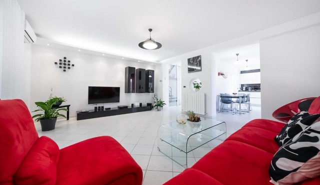 Villa Bella, villa with heated Pool in Cerovlje