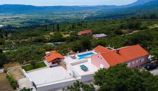 Villa Dragić- Four Bedroom Villa with Swimming Pool, Terrace and Sea View in Pridvorje