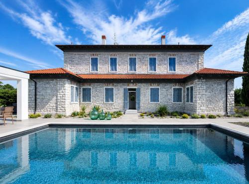 Villa Scvola Elementare Istria - Heated Pool, Private Cinema & EV Connector in Modrušani