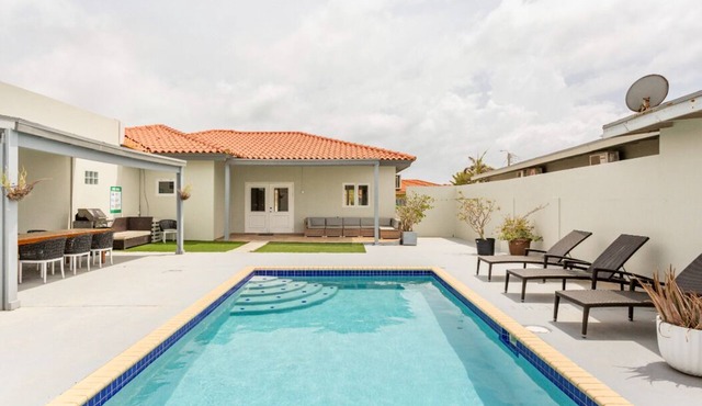 VILLA TOPAZ- 3BR | 2BA-5 car min to Palm Beach