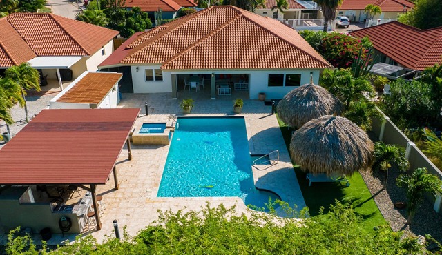 Villa with pool, spa and outdoor kitchen!