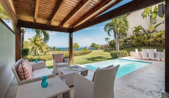 Villa with private pool and views in Puerto Bahia