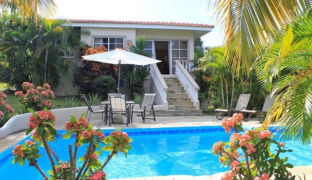 Visitor-friendly 2BD villa, pool, near beach, clubs, restaurants, shops, bars!