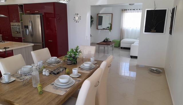 Walk to Palm Beach in 5 minutes! 3 bedr-2 bath - Modern and clean 6 guest home!