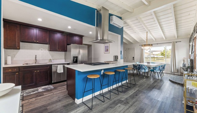 Walk to Sofi, Fun Backyard & Parking - Modern Home in Inglewood