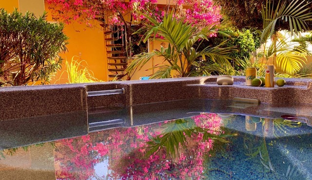 Walking distance to the Beach. Relax in your patio 🌴