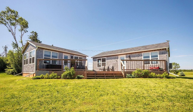 Waterfront cottage with private dock and Kayaks. 5 minutes to Lakeside Beach. in West St. Peters