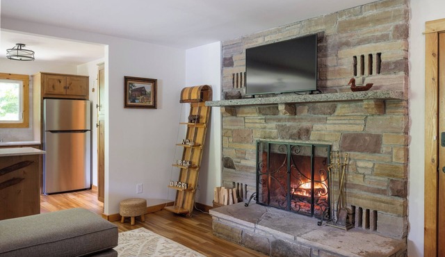 Waterfront retreat with fireplace 3 miles from Whiteface & The North Pole in Wilmington